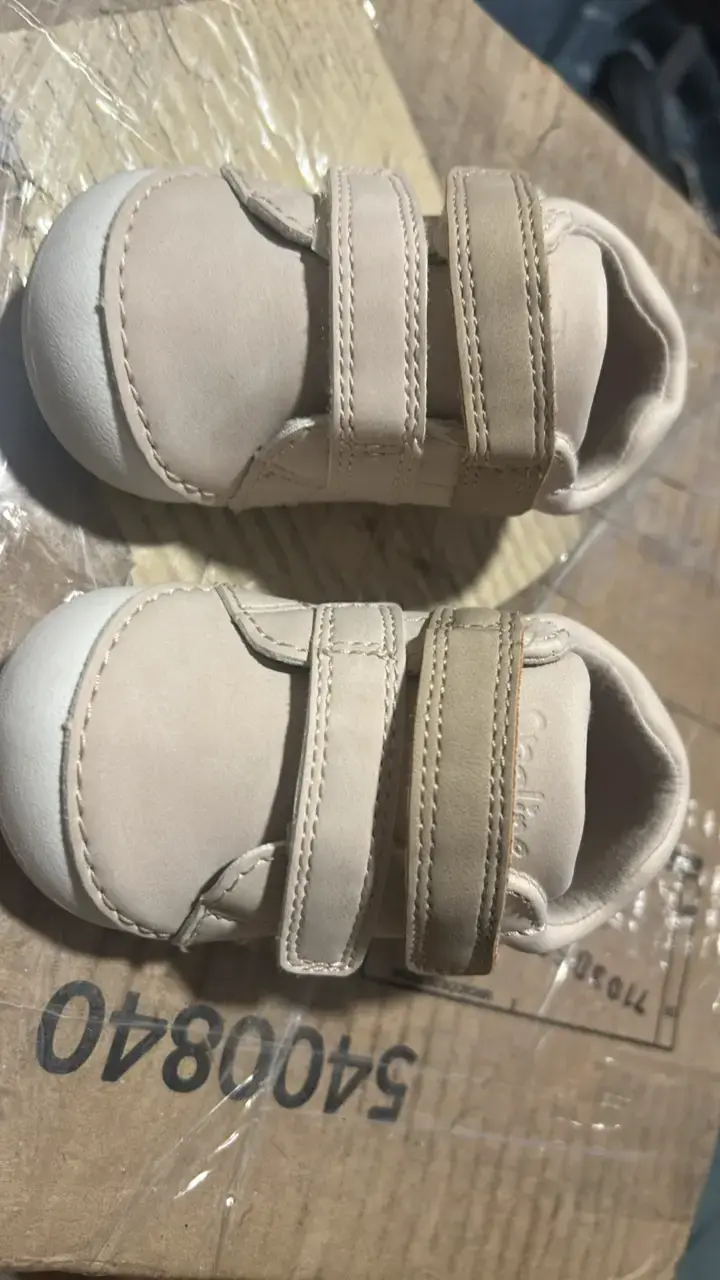 Zapatos de bebé beige con velcro - 1