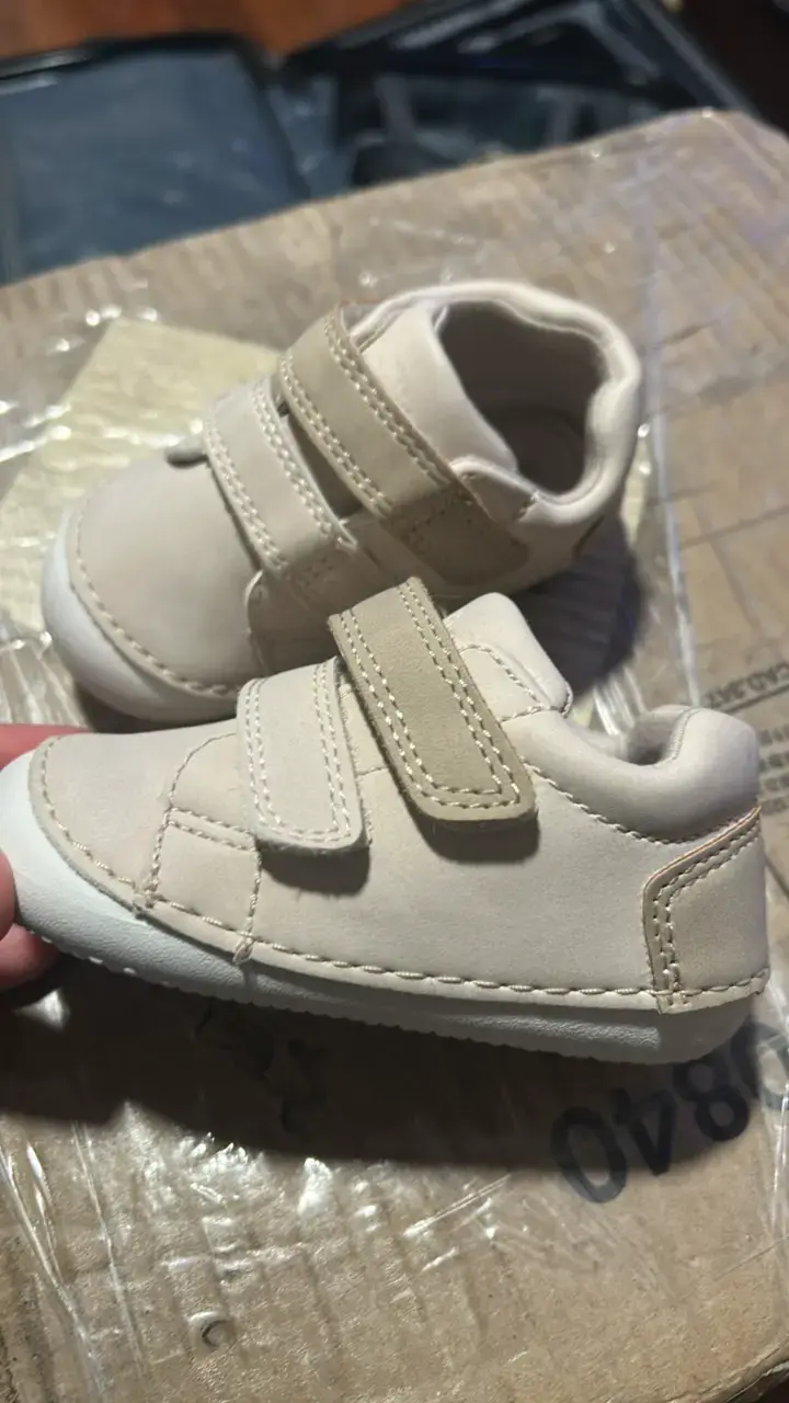Zapatos de bebé beige con velcro - 2