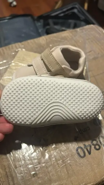 Zapatos de bebé beige con velcro - miniatura 3
