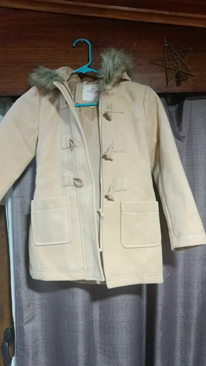 Abrigo beige con capucha de piel sintética para niña - 1