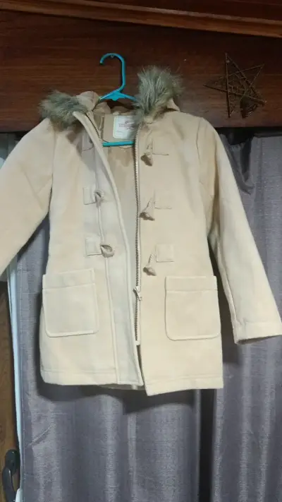 Abrigo beige con capucha de piel sintética para niña - miniatura 1