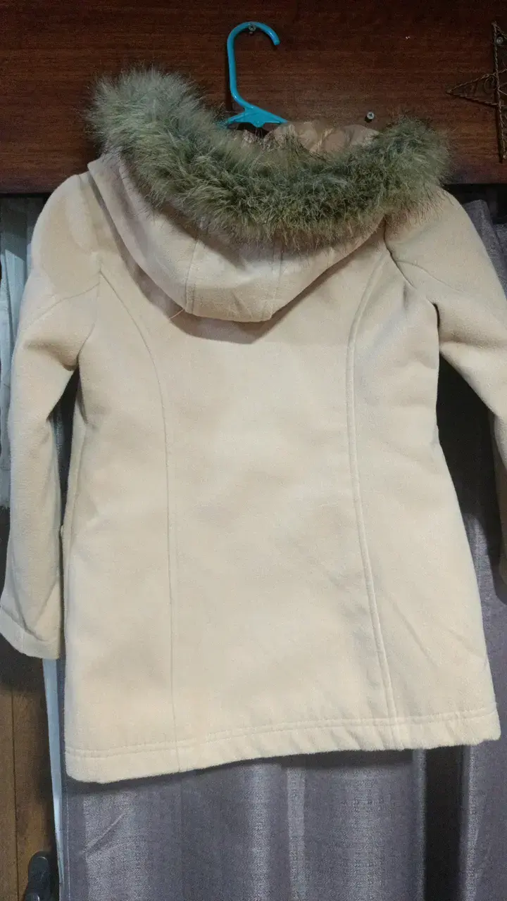 Abrigo beige con capucha de piel sintética para niña - 3