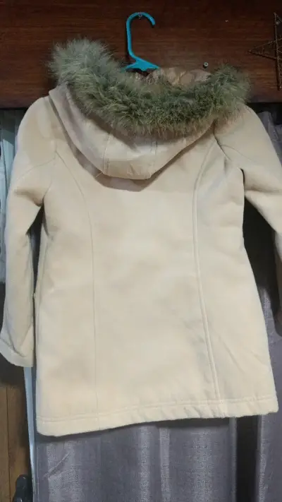 Abrigo beige con capucha de piel sintética para niña - miniatura 3