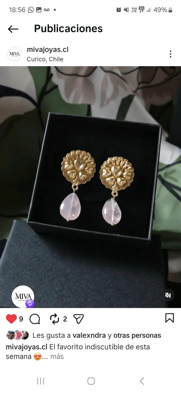 Aros colgantes dorados con piedra rosa