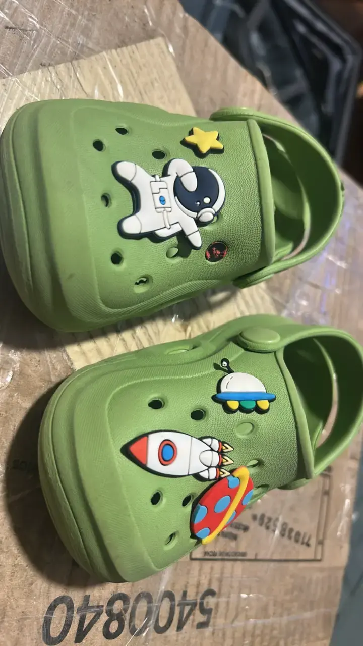 Sandalias verdes para niños con diseño espacial - 1