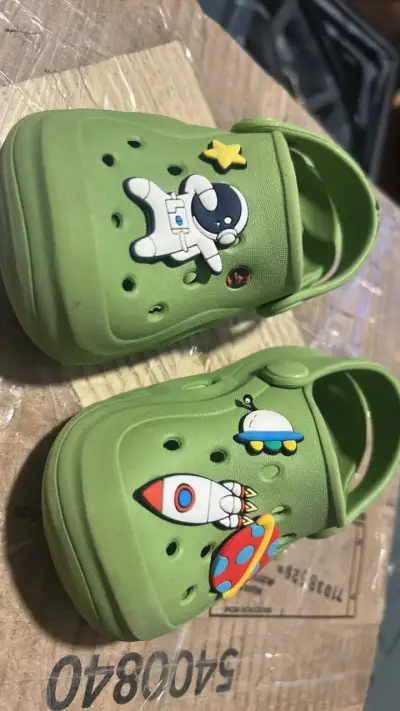 Sandalias verdes para niños con diseño espacial - miniatura 1