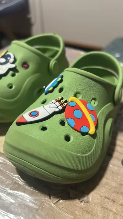 Sandalias verdes para niños con diseño espacial - miniatura 2