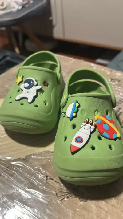 Sandalias verdes para niños con diseño espacial - miniatura 3