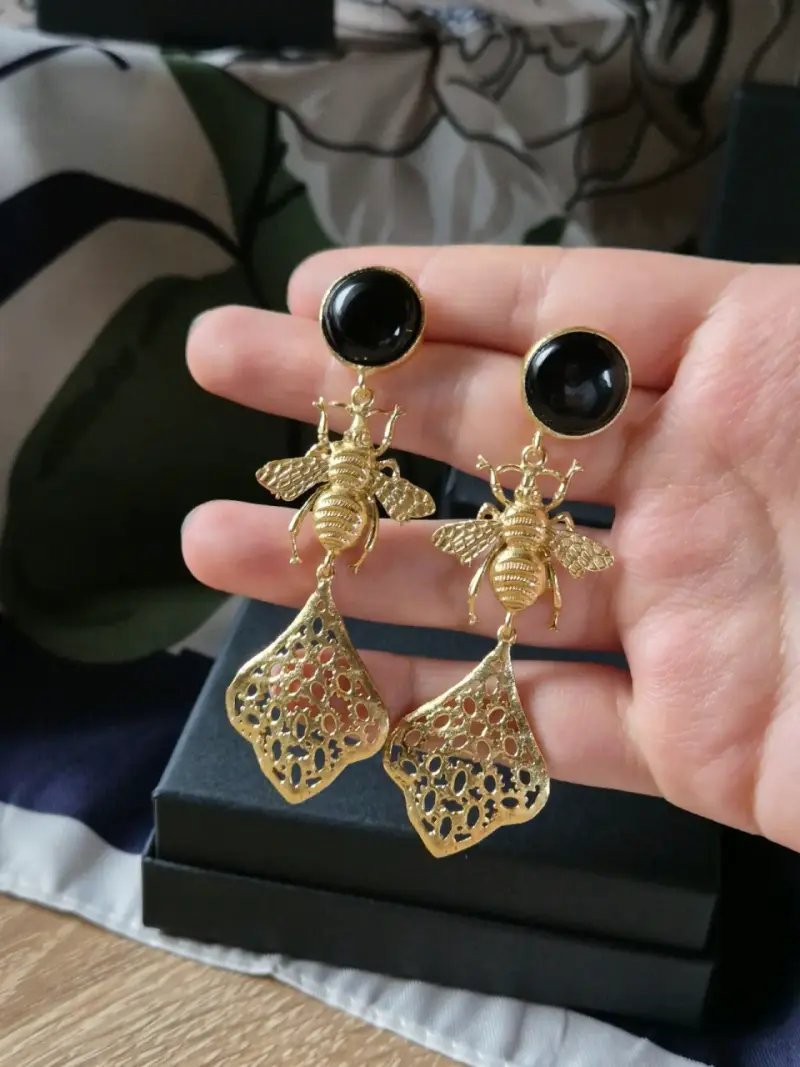 Pendientes dorados con diseño de abeja y piedra negra