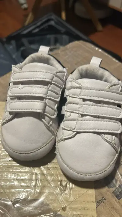 Zapatillas blancas para bebé con diseño deportivo - miniatura 1