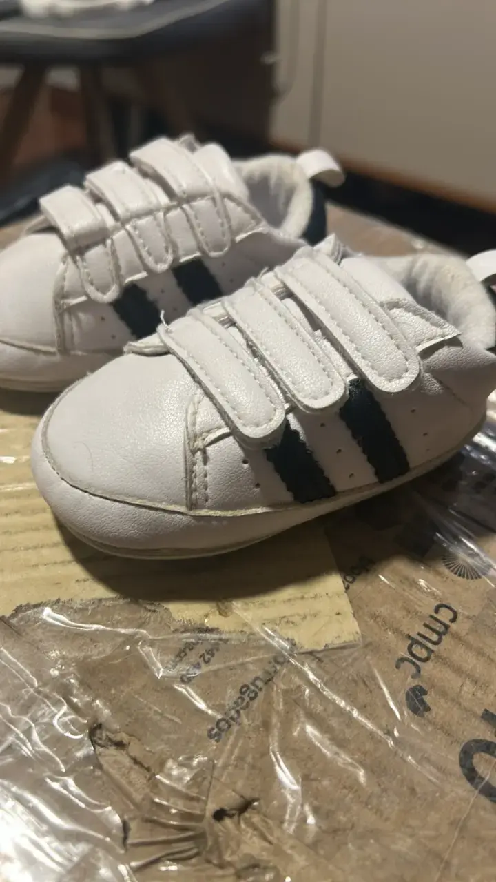 Zapatillas blancas para bebé con diseño deportivo - 2
