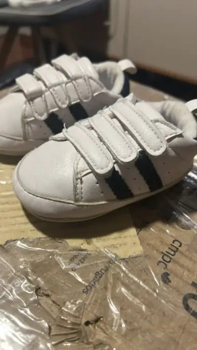 Zapatillas blancas para bebé con diseño deportivo - miniatura 2