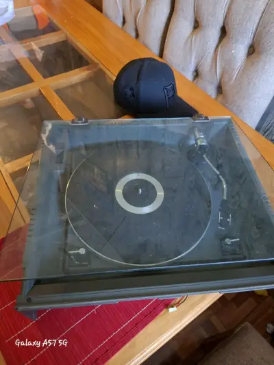Tocadiscos vintage con tapa de vidrio - miniatura 3