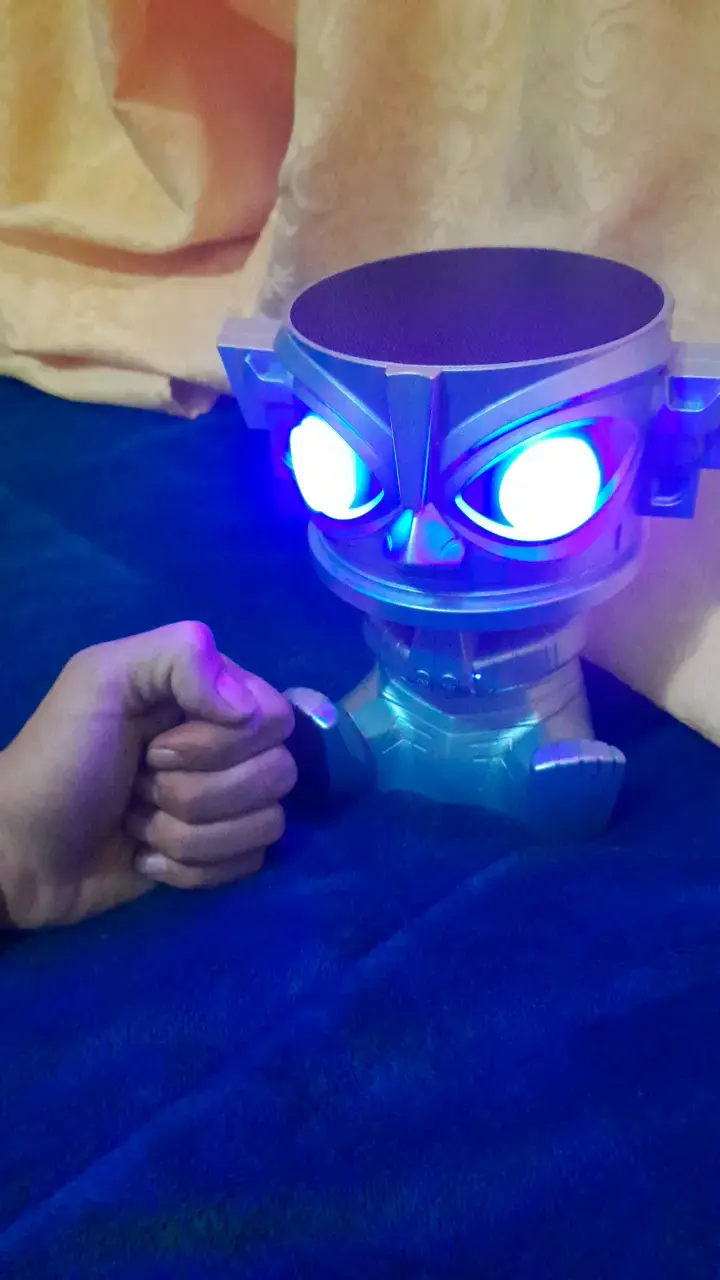 Lámpara LED decorativa con ojos iluminados - 1