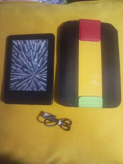 Kindle Amazon 8va Gen 4GB + Funda Y Cable - Usado - miniatura 1