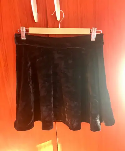 Falda corta de terciopelo negro - miniatura 1