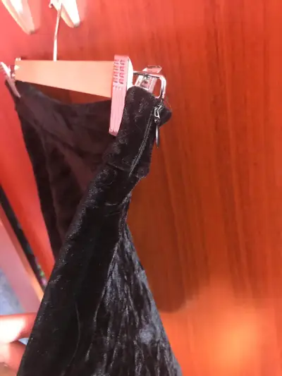 Falda corta de terciopelo negro - miniatura 3