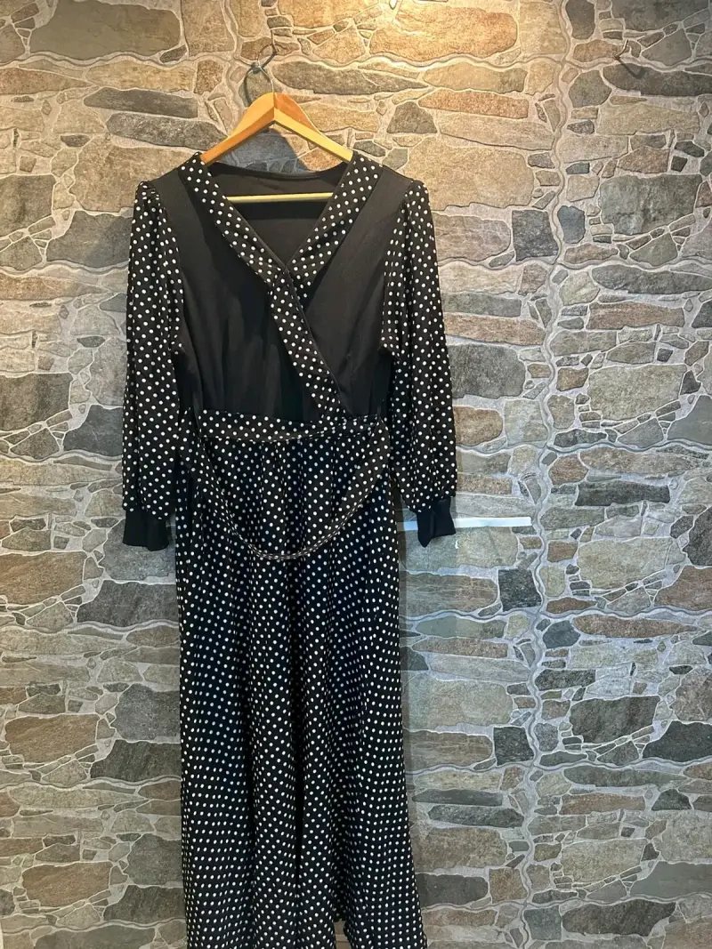 Vestido negro con lunares blancos - 1