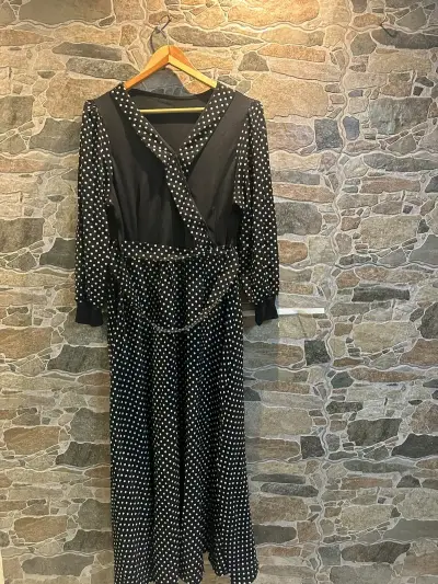 Vestido negro con lunares blancos - miniatura 2