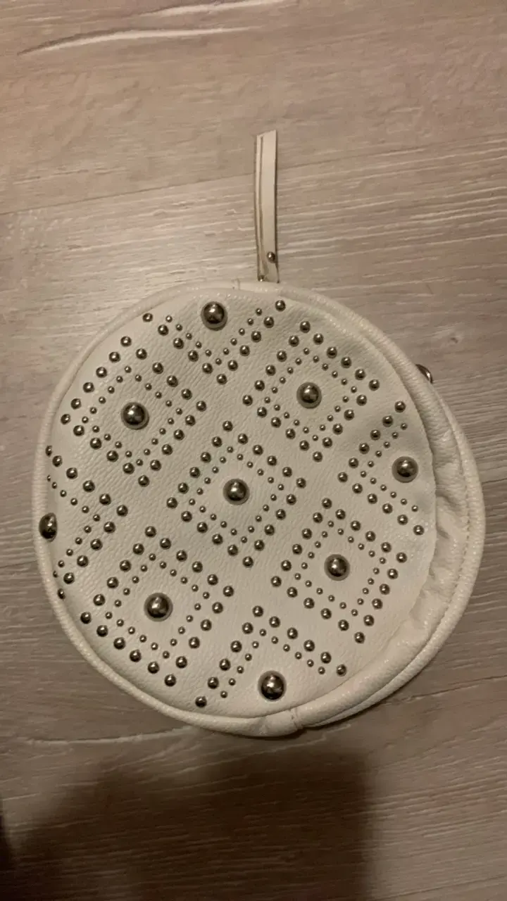 Cartera redonda blanca con tachas - 1