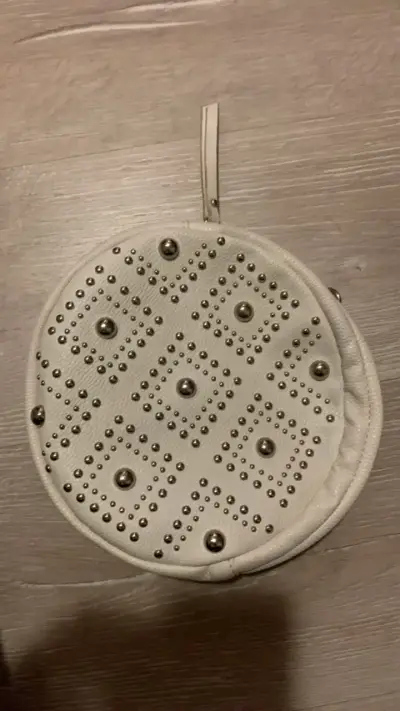Cartera redonda blanca con tachas - miniatura 1