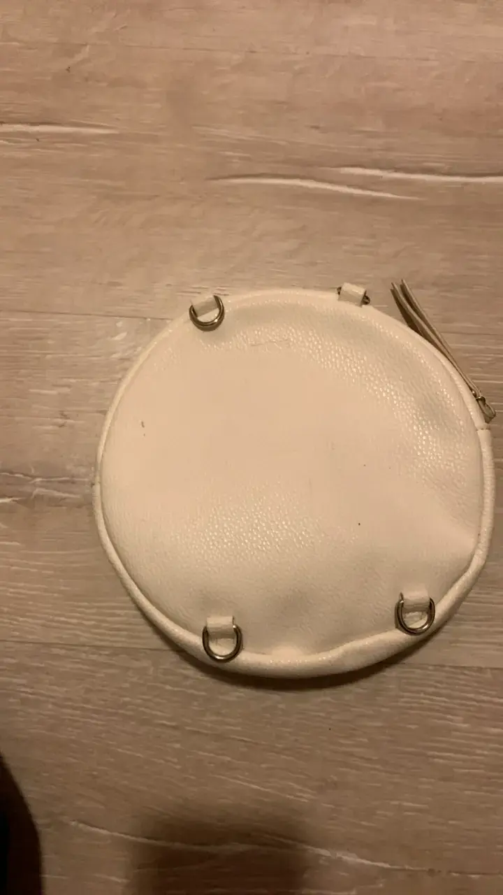 Cartera redonda blanca con tachas - 2