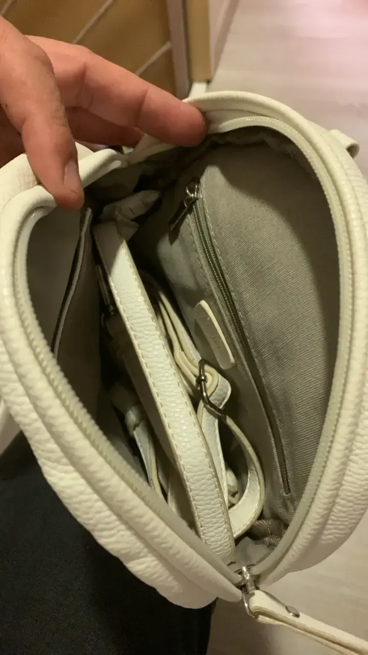 Cartera redonda blanca con tachas - 4