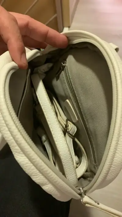 Cartera redonda blanca con tachas - miniatura 4