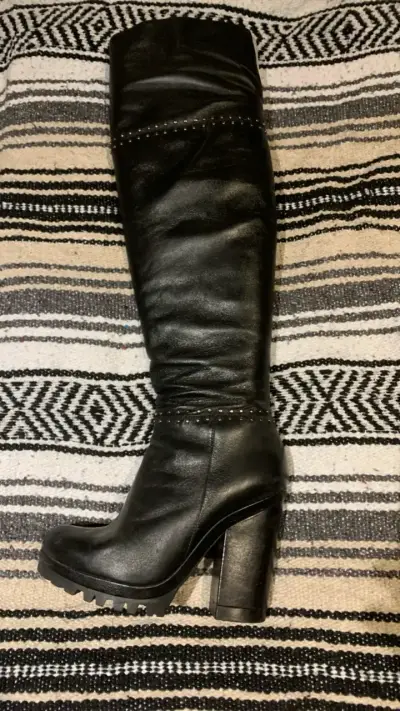 Botas negras de cuero con tacón alto - miniatura 1