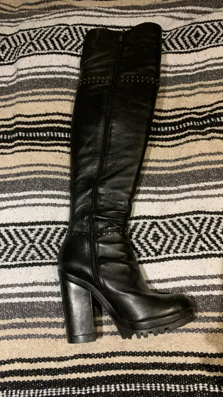 Botas negras de cuero con tacón alto - 2