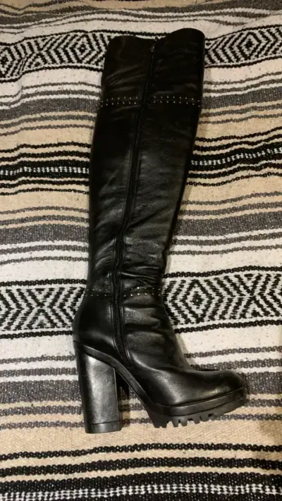 Botas negras de cuero con tacón alto - miniatura 2