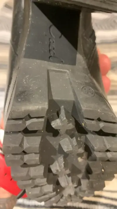 Botas negras de cuero con tacón alto - miniatura 3