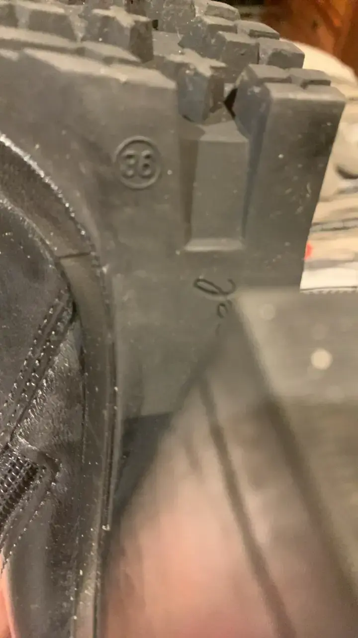 Botas negras de cuero con tacón alto - 4