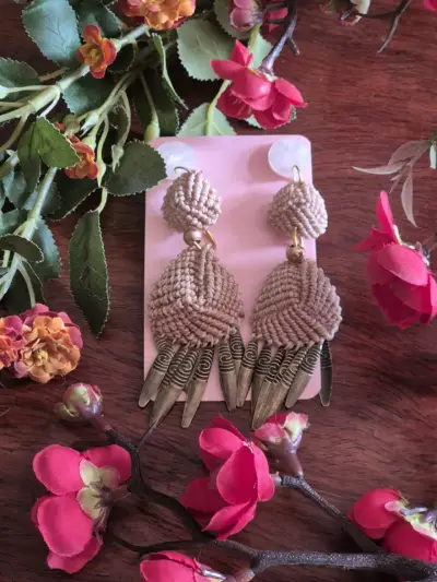 Aros colgantes de macramé con detalles metálicos - miniatura 1