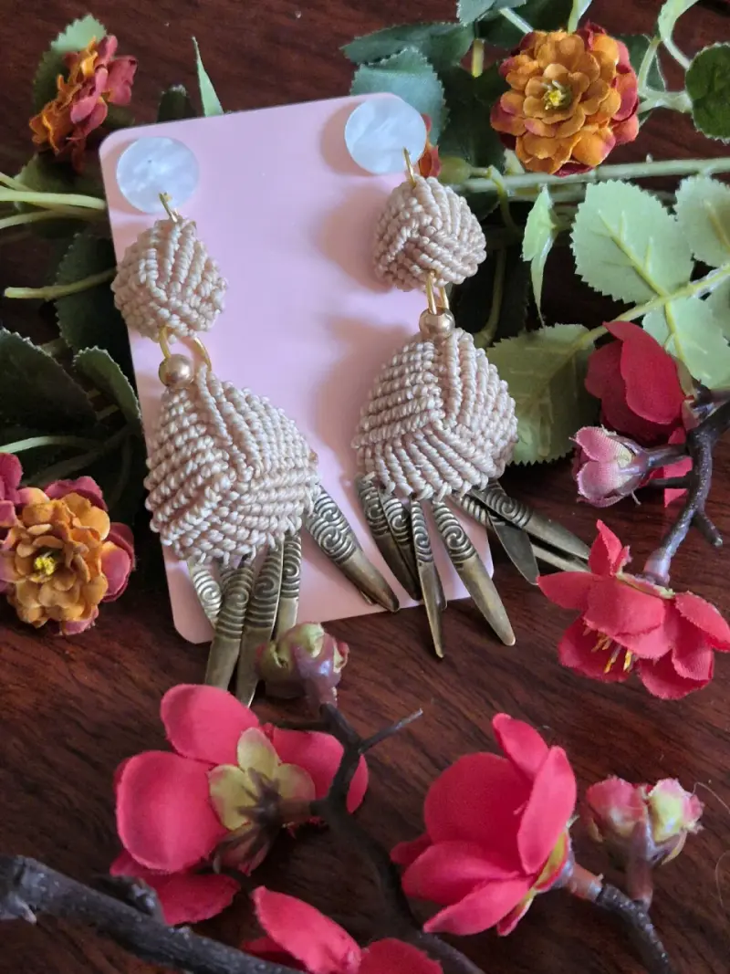 Aros colgantes de macramé con detalles metálicos - 2