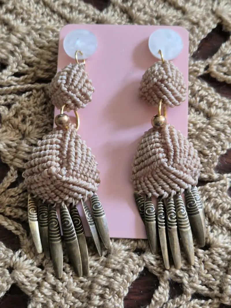 Aros colgantes de macramé con detalles metálicos - 3
