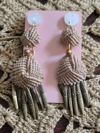 Aros colgantes de macramé con detalles metálicos - miniatura 3