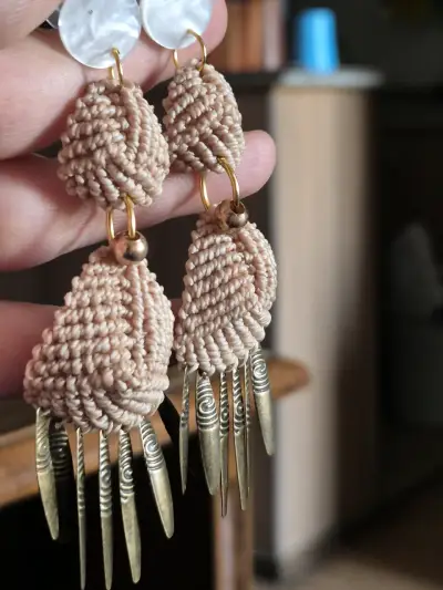 Aros colgantes de macramé con detalles metálicos - miniatura 4
