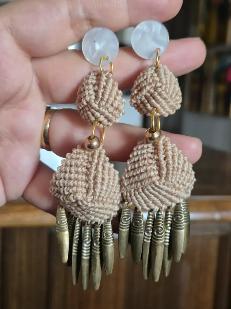 Aros colgantes de macramé con detalles metálicos - 5