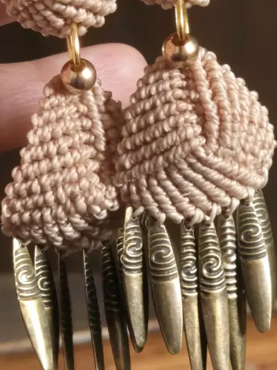 Aros colgantes de macramé con detalles metálicos - miniatura 6