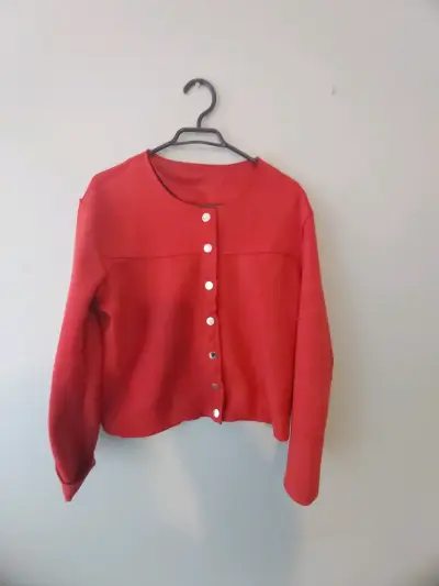 Chaqueta roja de mujer con botones - miniatura 1