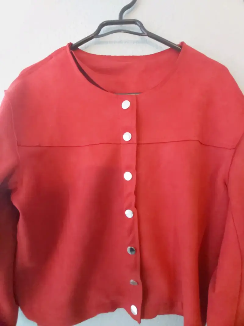 Chaqueta roja de mujer con botones - 2