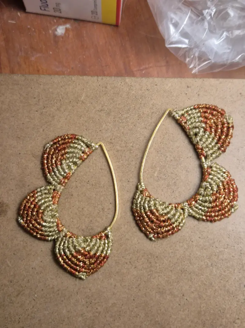 Aros de macramé doradas y cobre - 4
