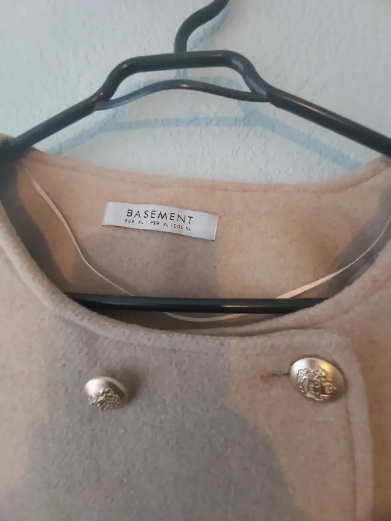Chaqueta beige de lana con botones dorados Basement - 3