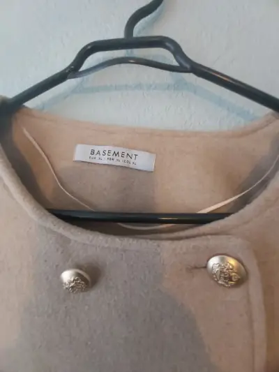 Chaqueta beige de lana con botones dorados Basement - miniatura 3
