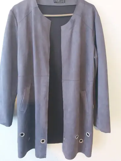Chaqueta gris para mujer con ojales decorativos - miniatura 1