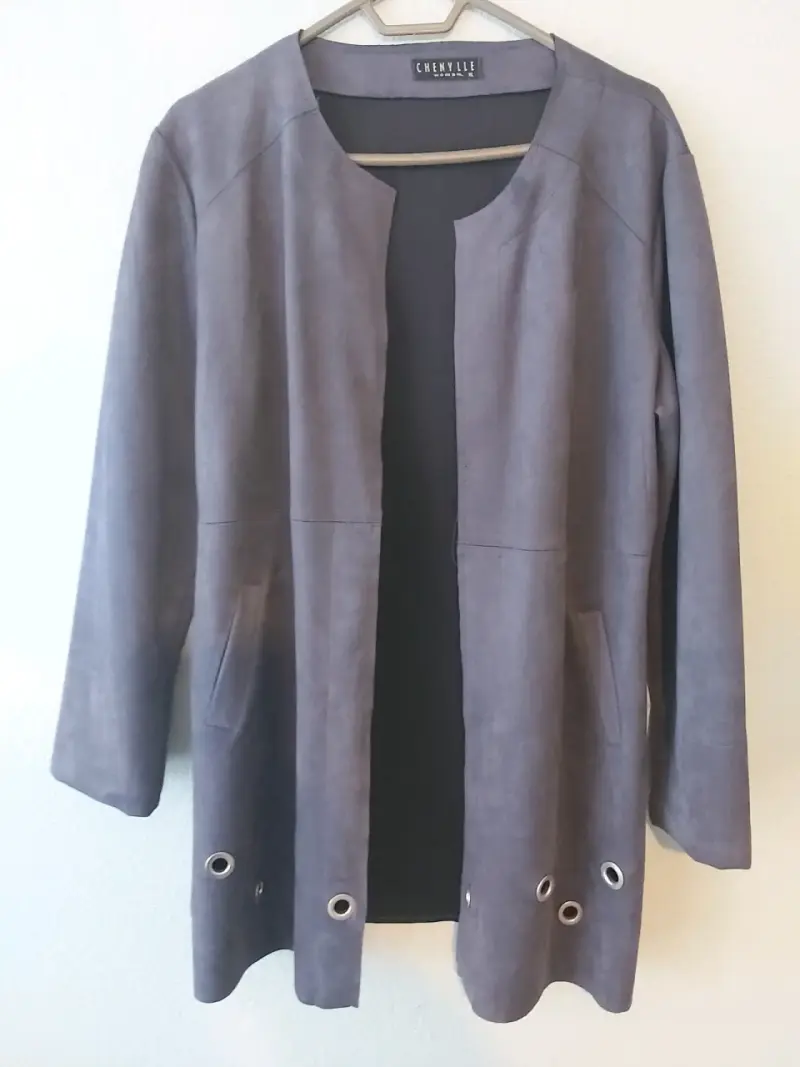 Chaqueta gris para mujer con ojales decorativos - 2