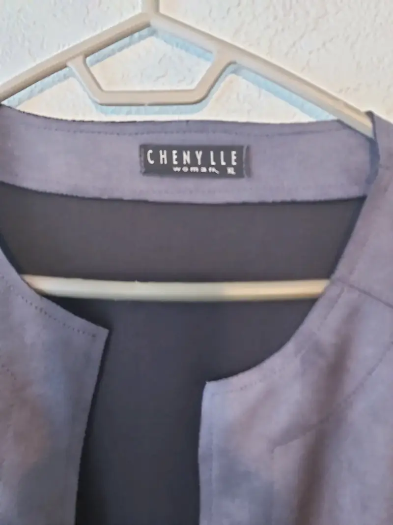 Chaqueta gris para mujer con ojales decorativos - 3