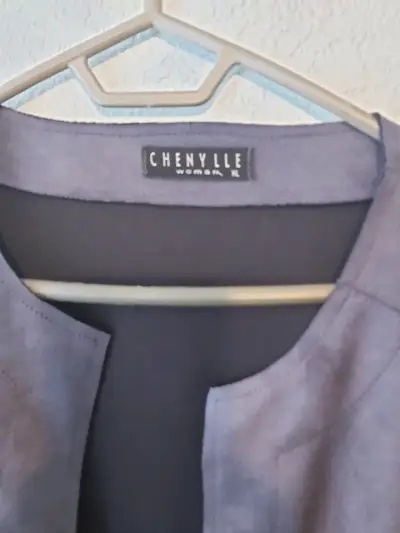 Chaqueta gris para mujer con ojales decorativos - miniatura 3
