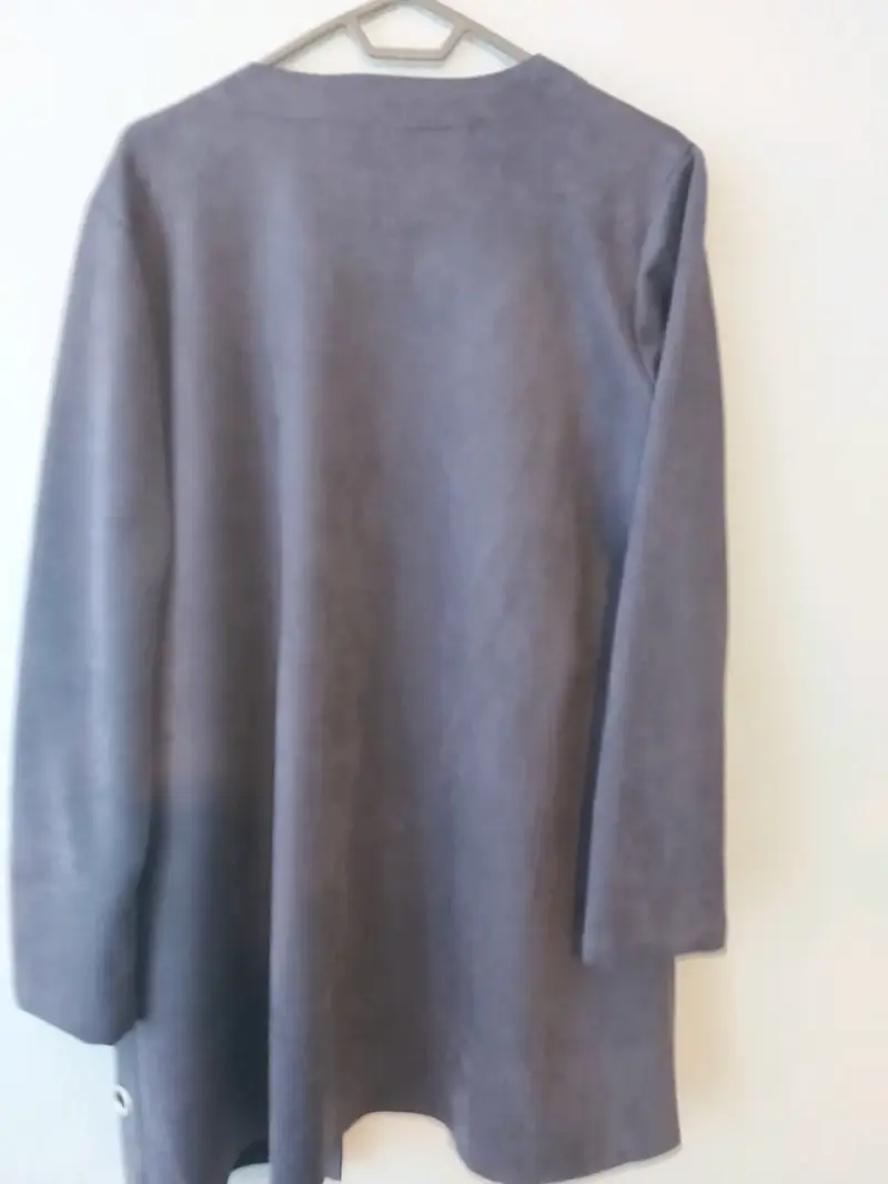 Chaqueta gris para mujer con ojales decorativos - 4